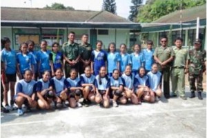 Dandim 0615 Kuningan berfoto bersama dengan peserta turnamen voli.